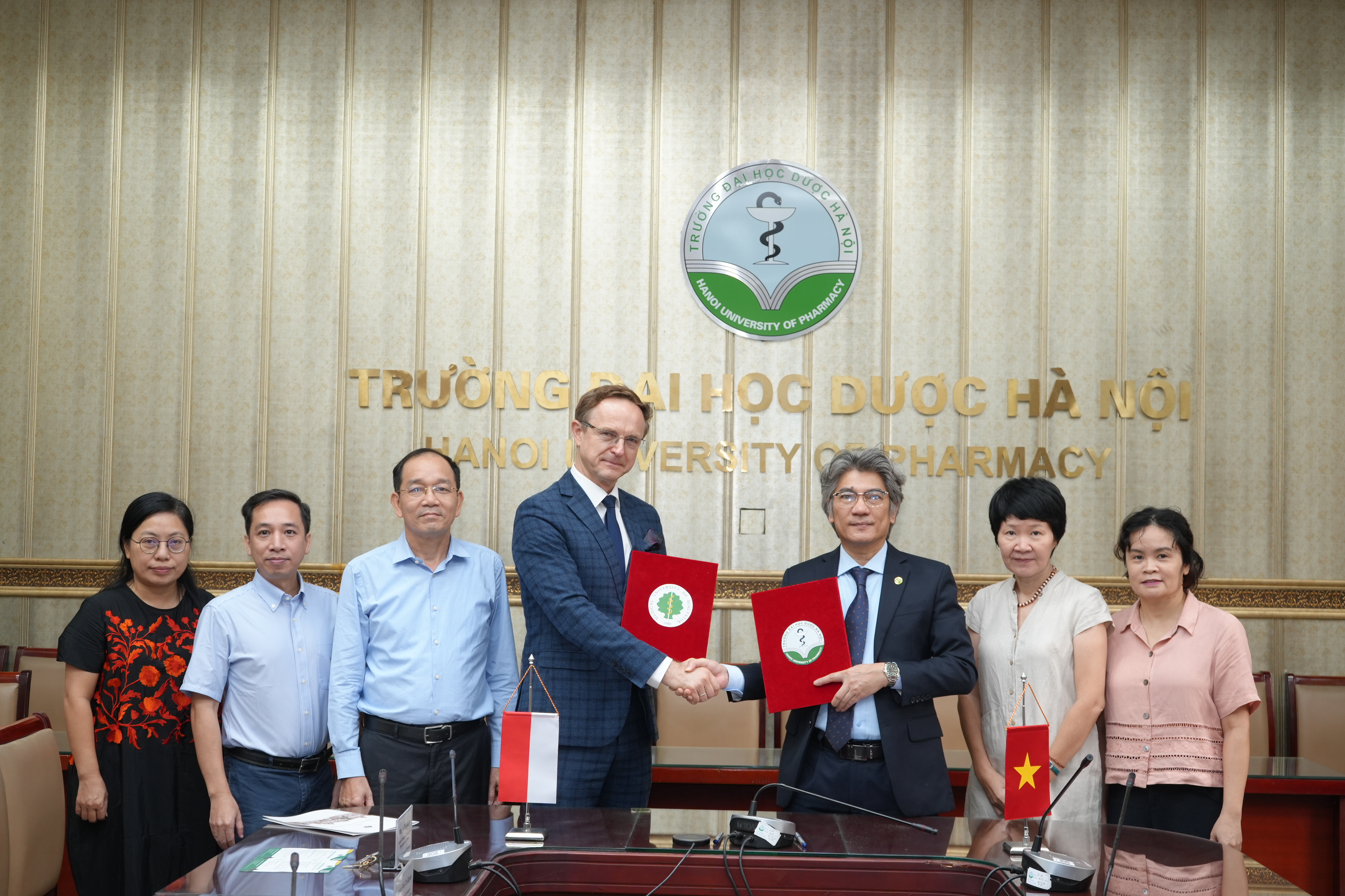 TIẾP HIỆU TRƯỞNG TRƯỜNG ĐẠI HỌC Y BIALYSTOK, BA LAN VÀ KÝ GHI NHỚ ĐỊNH HƯỚNG HỢP TÁC GIỮA TRƯỜNG ĐẠI HỌC DƯỢC HÀ NỘI VÀ ĐẠI HỌC Y BIALYSTOK